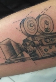手臂纹身素材 男生手臂上黑色的摄影机纹身图片