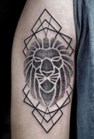 狮子头纹身图片 男生手臂中狮子头纹身图片