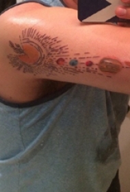 纹身星球 男生手臂上彩色纹身星球图片