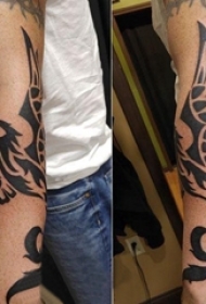 纹身凤凰 男生手臂上简单线条纹身凤凰图案