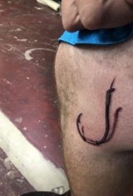 极简线条纹身 男生小腿上黑色的鱼钩纹身图片