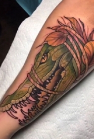 百乐动物纹身 男生手臂上树叶和鳄鱼纹身图片