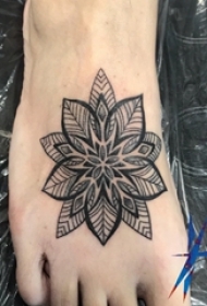 脚背纹身 女生脚背上黑色的花朵纹身图片