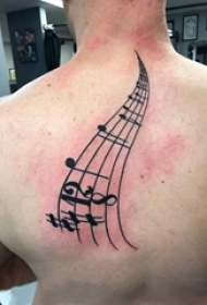 纹身音符图案 男生后背上黑色的音符纹身图片