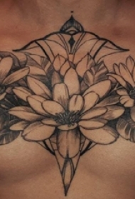 文艺花朵纹身 男生胸部花朵纹身图片