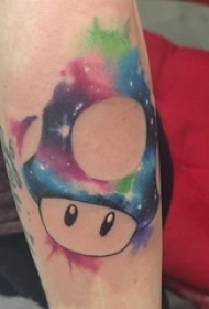 彩绘纹身 女生手臂上彩色的蘑菇纹身图片