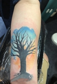 手臂纹身素材 男生手臂上彩色的生命树纹身图片