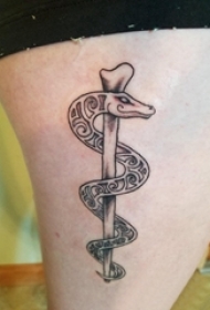 纹身蛇魔 女生大腿上黑色的蛇纹身图片
