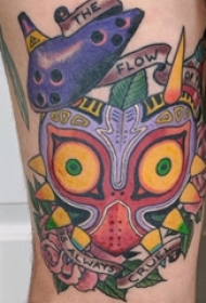 彩绘纹身 男生大臂上花朵和面具纹身图片