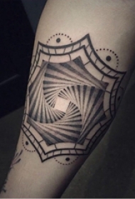 纹身黑色 男生手臂上黑色的几何纹身图片