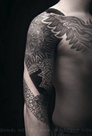 纹身点刺技巧 男生手臂上黑色的花朵纹身图片