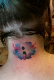 后颈部纹身 女生后颈上彩色的符号纹身图片