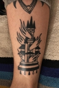 极简线条纹身 男生小腿上火焰和建筑物纹身图片