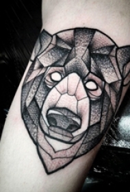 几何动物纹身 男生手臂上黑色的熊纹身图片