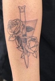 纹身手臂女生 女生手臂上三角形和玫瑰花纹身图片