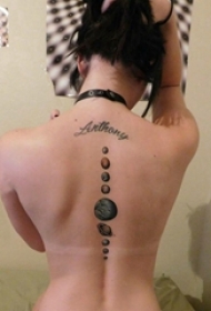 脊柱纹身图案 女生脊柱上英文和星球纹身图片