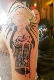 大臂纹身图 男生大臂上彩色的蜡烛纹身图片