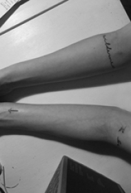 小清新文艺纹身 女生手臂上简单线条纹身图片