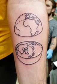 地球纹身图案 男生手臂上黑色的地球纹身图片