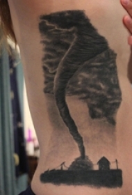 纹身风景 女生侧腰上黑色的龙卷风纹身图片