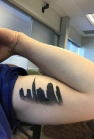 双大臂纹身 男生大臂上黑色的建筑物纹身图片