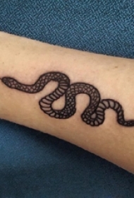纹身动物 男生手臂上黑色的蛇纹身图片