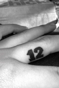 纹身数字 女生手指上黑色纹身数字图片