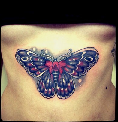 点击大图看下一张：风雅蝴蝶胸部纹身