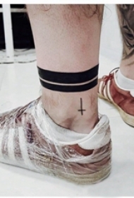 小腿对称纹身 男生小腿上黑色的十字架纹身图片
