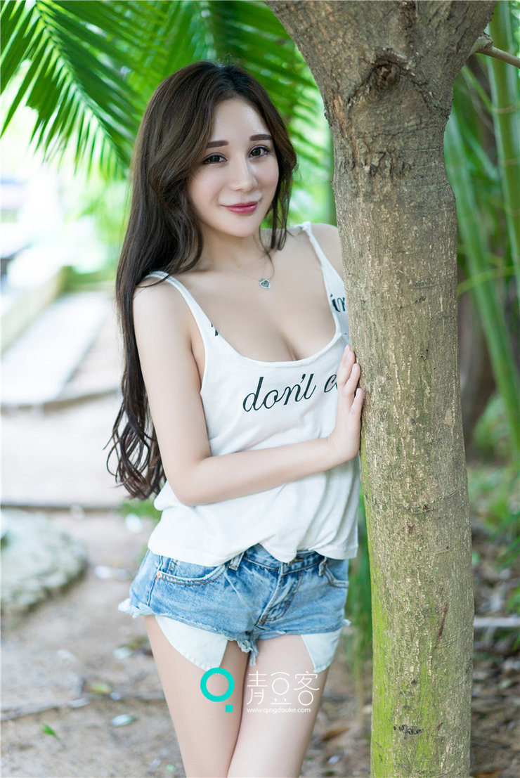 点击大图看下一张：清纯美女陈嘉瑶Yomi最新户外写真简单T恤穿出女神范
