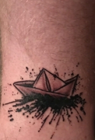 纹身小帆船 男生手臂上黑色的纸船纹身图片