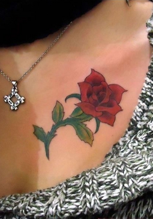 点击大图看下一张：艺术玫瑰胸部纹身