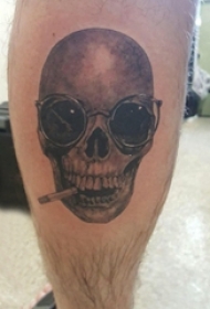点刺纹身技巧 男生小腿上黑色的骷髅纹身图片