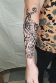 小动物纹身 男生手臂上黑色的章鱼纹身图片