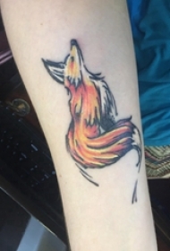 百乐动物纹身 女生手臂上彩色的狐狸纹身图片
