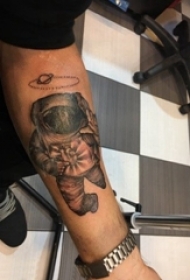 宇航员纹身图案 男生手臂上黑灰纹身宇航员纹身图案