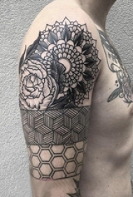 大臂纹身图 男生大臂上几何和花朵纹身图片