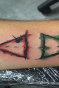 几何元素纹身 男生手臂上彩色的三角形纹身图片