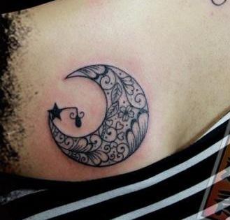 点击大图看下一张：图腾月亮背部纹身