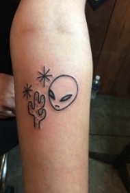 极简线条纹身 男生手臂上植物和外星人纹身图片