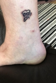 食物纹身 男生脚踝上黑色的食物纹身图片