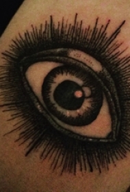 眼睛纹身 男生手臂上黑色的眼睛纹身图片