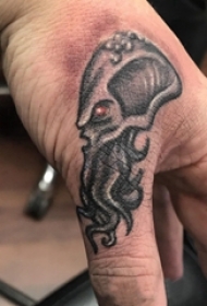 黑色章鱼纹身 男生手部黑色章鱼纹身图片