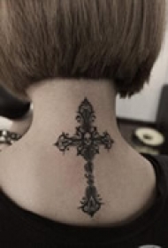 十字架个性颈部纹身