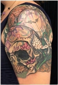 大臂纹身图 男生大臂上花朵和骷髅纹身图片