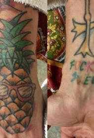 手背纹身 男生手背上彩色的菠萝纹身图片