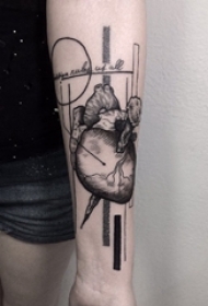 心脏纹身图案 女生手臂上黑灰纹身心脏纹身图案