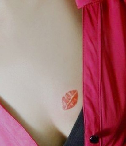 点击大图看下一张：烈焰红唇胸部纹身