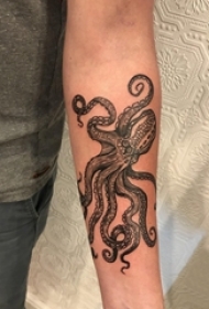 黑色章鱼纹身 女生手臂上动物纹身图片