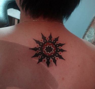点击大图看下一张：图腾太阳背部纹身